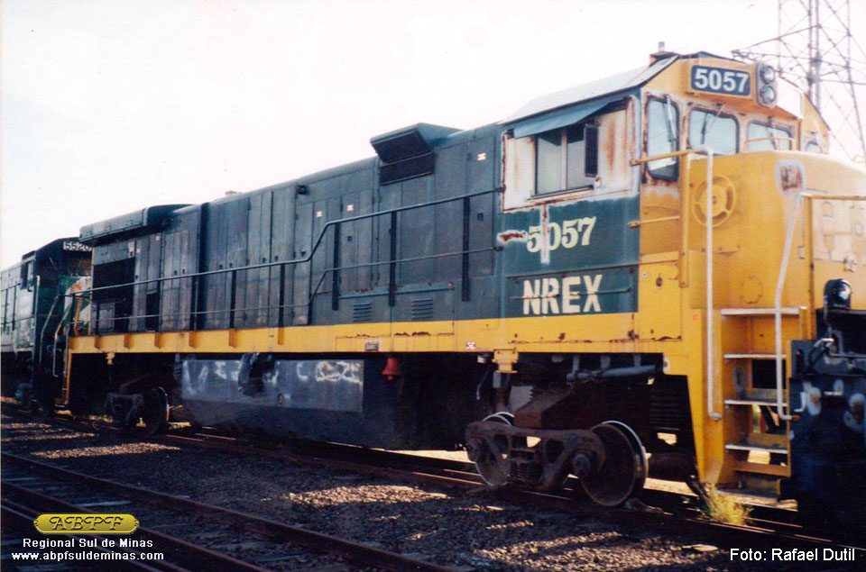 A 5057 recém chegada no Brasil. A pintura ainda era a da HI, somente com as inscrições daquela ferrovia tampadas e com a aplicação do “NREX” nas laterais da cabine. Foto: Rafael Dutil