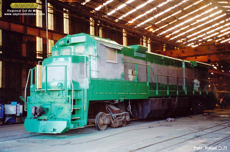 A 5057 em reforma na MGE, já recebendo as cores da Brasil Ferrovias. Foto: Rafael Dutil