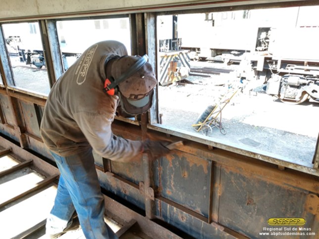 Remoção de sujeira e ferrugem da parte interna do carro.