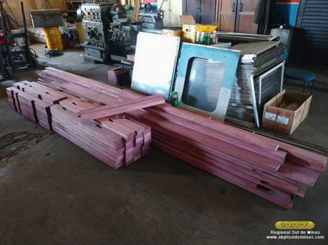 Novas peças de madeira para estrutura interna do carro confeccionadas na marcenaria de São Lourenço.