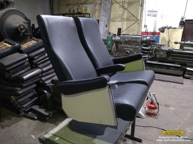 Um dos bancos após a reforma