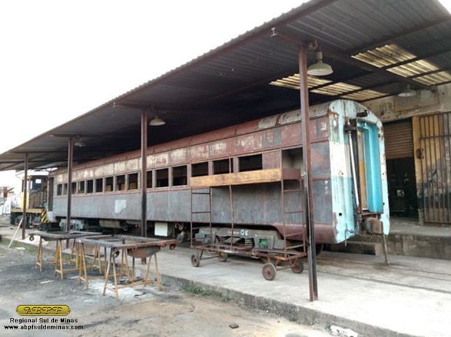 Uma das laterais já com o lixamento concluído.