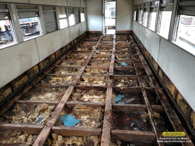 Aspecto do interior do carro PC6390 após a remoção do piso antigo: estrutura de madeira comprometida além do isolamento completamente deteriorado.