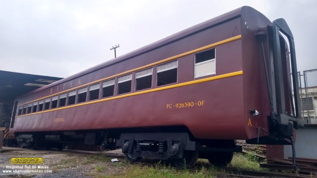 O carro concluído, apresentando o segundo padrão de pintura adotado pela RFFSA para carros aço carbono.